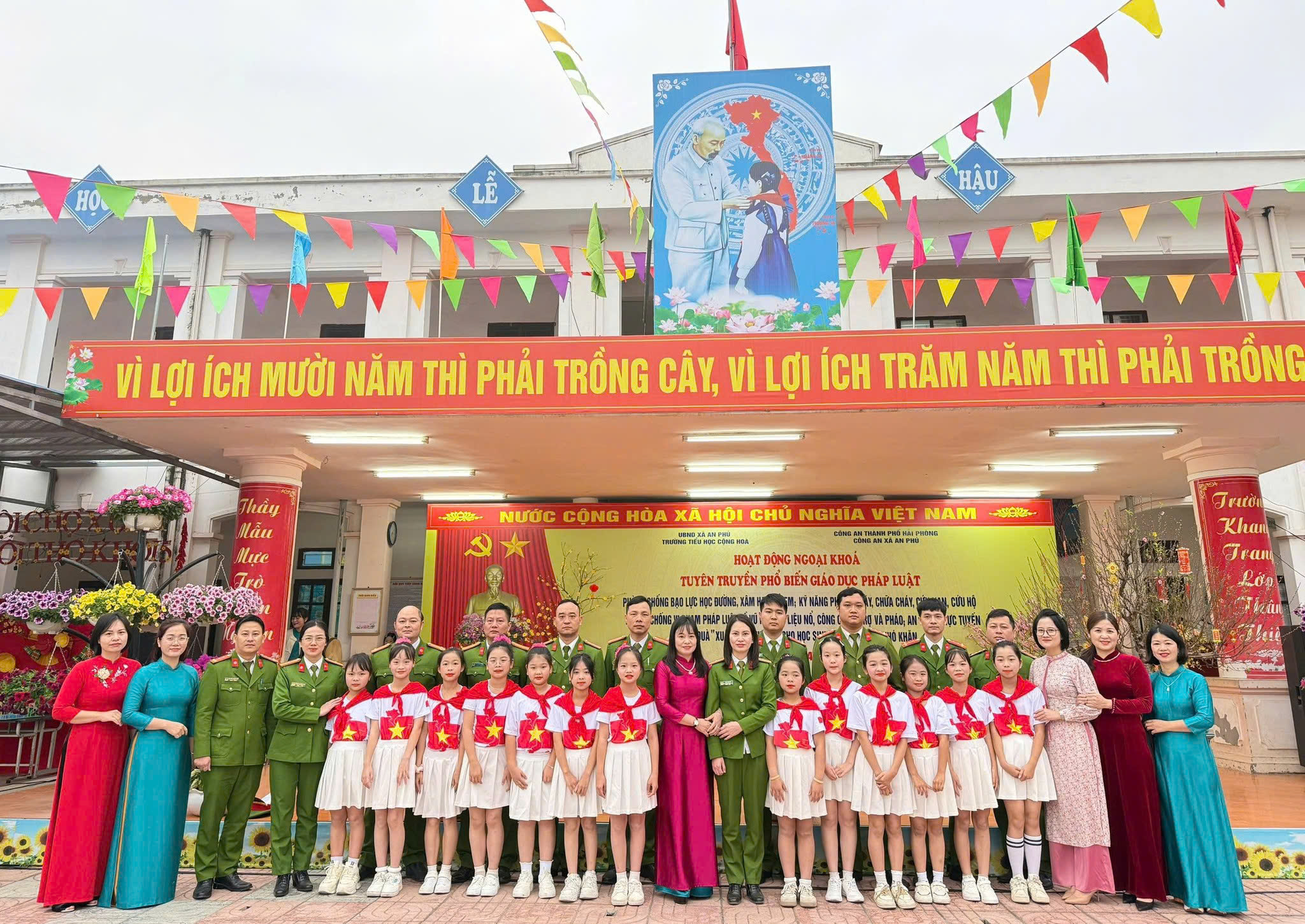 Công an xã An Phú triển khai chiến dịch “Không một mình - Cùng nhau an toàn trực tuyến”